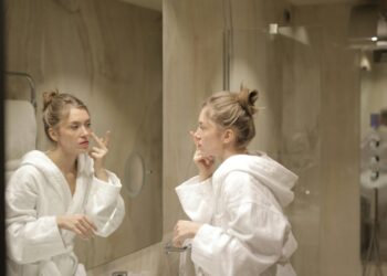 Cómo crear tu rutina básica de cuidado de la piel paso a paso