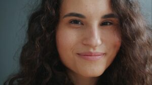 Cómo cuidar la piel grasa: rutina y productos que realmente funcionan