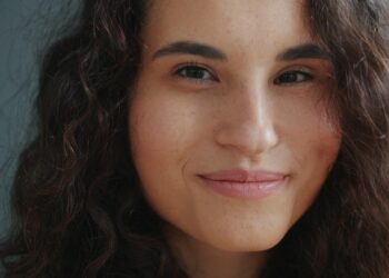 Cómo cuidar la piel grasa: rutina y productos que realmente funcionan