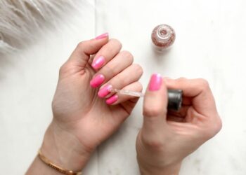 Cómo cuidar las uñas en casa: rutina completa para uñas sanas y bonitas