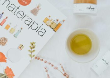Aceite de jojoba: beneficios para la piel y el cabello y cómo usarlo en tu rutina