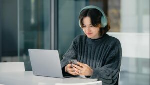 Cómo reducir el cansancio visual si trabajas con pantallas: hábitos y ejercicios prácticos