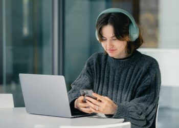Cómo reducir el cansancio visual si trabajas con pantallas: hábitos y ejercicios prácticos
