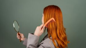 Caída del cabello: causas y cómo frenarla de forma eficaz