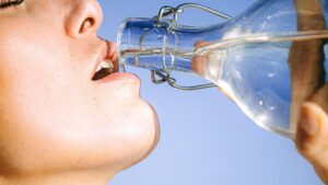 Cómo beber más agua cada día: hábitos prácticos para hidratarte bien