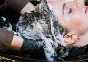 Persona lavando el cabello con champú sin sulfatos para un cuidado capilar más suave y saludable