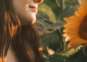 Mujer disfrutando del sol al aire libre para obtener vitamina D de forma natural