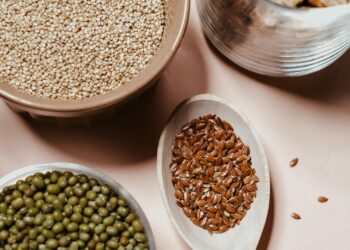 Alimentos ricos en magnesio: frutos secos, semillas y legumbres en cuencos sobre madera