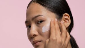 Contorno de ojos: cómo cuidarlo y reducir ojeras y bolsas