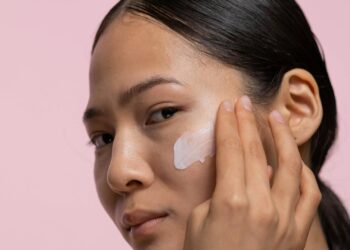 Mujer aplicando crema en el contorno de ojos en su rutina de cuidado de la piel