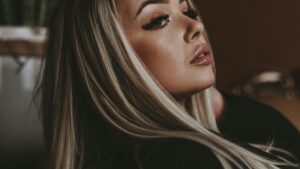 Mujer con cabello largo, liso y sin frizz tras una rutina de cuidado capilar