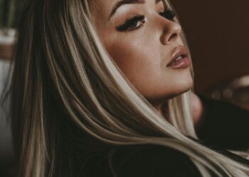 Mujer con cabello largo, liso y sin frizz tras una rutina de cuidado capilar