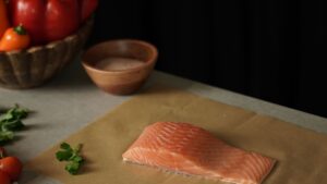 Salmón fresco rico en omega 3 preparado en una bandeja con verduras