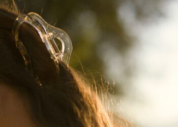 Sol iluminando una melena larga y sana en verano: cuidar el cabello del sol