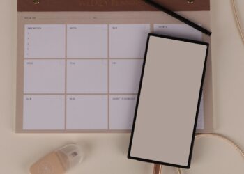 Escritorio con planificador y bolígrafo para organizar tareas y dejar de procrastinar