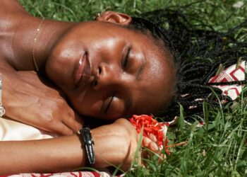 Mujer disfrutando de una siesta breve y reparadora a primera hora de la tarde