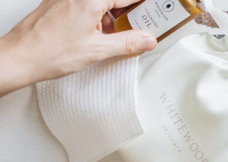 Productos de doble limpieza facial sobre fondo neutro: aceite limpiador y gel suave