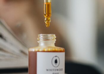 Sérum de ácido glicólico con cuentagotas para el cuidado facial sobre fondo minimalista