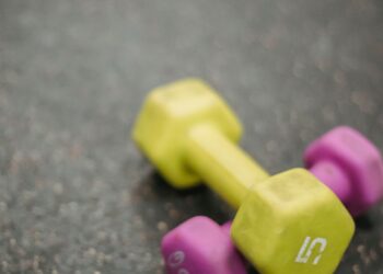 Mancuernas ajustables de colores listas para entrenar la fuerza en casa