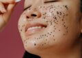 Sérum con ácido salicílico junto a productos de cuidado facial para piel grasa