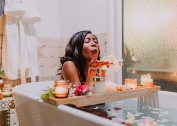 Ambiente de spa y bienestar para el cuidado de los pies en verano con hidratación y relax