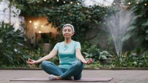 Mujer relajándose en un entorno natural para recuperarse del burnout y el estrés laboral