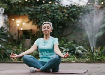 Mujer relajándose en un entorno natural para recuperarse del burnout y el estrés laboral
