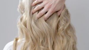 Cabello graso: por qué se engrasa y cómo controlarlo