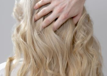 Mujer cuidando su cabello graso durante el lavado para regular el sebo del cuero cabelludo