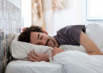 Persona durmiendo plácidamente que ilustra el efecto de la melatonina en el sueño
