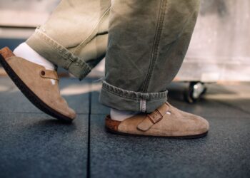 Pies con sandalias en verano, calzado que puede causar ampollas en los pies