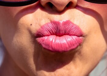 Primer plano de unos labios cuidados que ilustra cómo tratar los labios agrietados