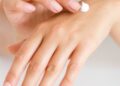 Mujer aplicando crema hidratante en la piel para prevenir y atenuar las estrías