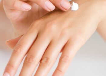 Mujer aplicando crema hidratante en la piel para prevenir y atenuar las estrías
