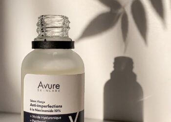 Sérum de ácido azelaico en frasco con cuentagotas sobre fondo minimalista