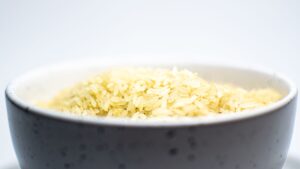 Agua de arroz para el pelo: beneficios y cómo usarla