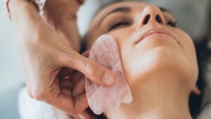 Gua sha: qué es, beneficios y cómo usarlo en la cara