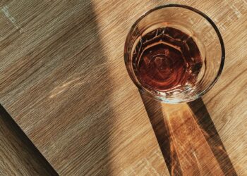 Vaso de agua con luz de la mañana, símbolo del ayuno intermitente y la hidratación