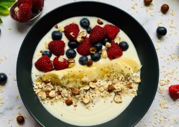 Bol de desayuno saludable con avena y fruta fresca, ejemplo de cómo reducir el azúcar en la dieta