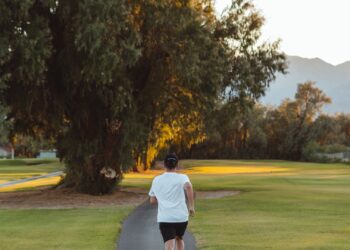 Persona corriendo por un sendero de parque al empezar a correr desde cero
