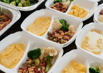 Batch cooking: raciones de comida saludable preparadas en recipientes herméticos para toda la semana
