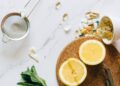 Suplementos y alimentos ricos en vitamina B12 sobre una superficie de mármol
