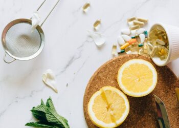 Suplementos y alimentos ricos en vitamina B12 sobre una superficie de mármol