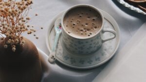 Taza de café sobre una mesa, ilustrando cuánto café al día es saludable