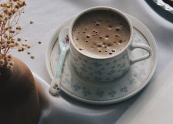 Taza de café sobre una mesa, ilustrando cuánto café al día es saludable