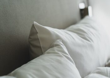 Almohadas blancas sobre una cama, referencia para elegir entre las mejores almohadas cervicales