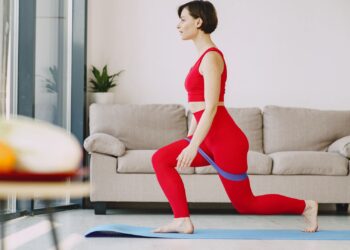 Mujer realizando ejercicios para la espalda en casa sobre una esterilla