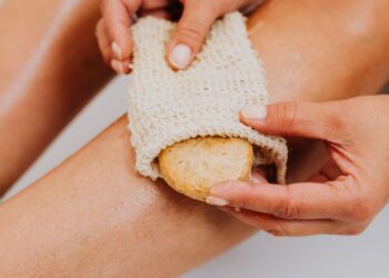 Exfoliación de las piernas con esponja, cuidado de la piel entre métodos de depilación