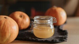 Vinagre de manzana para el pelo: beneficios y cómo usarlo