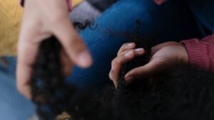 Pelo rizado: cómo cuidarlo y definir los rizos